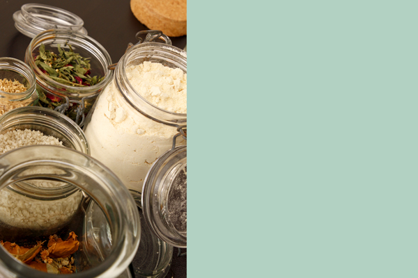 Les épices et les plantes servent à la préparation des huiles pour les massages.